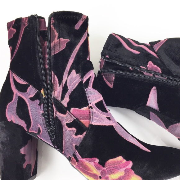 STEVE MADDEN EMISON VELVET ANKLE BOOTS - Picture 5 of 5